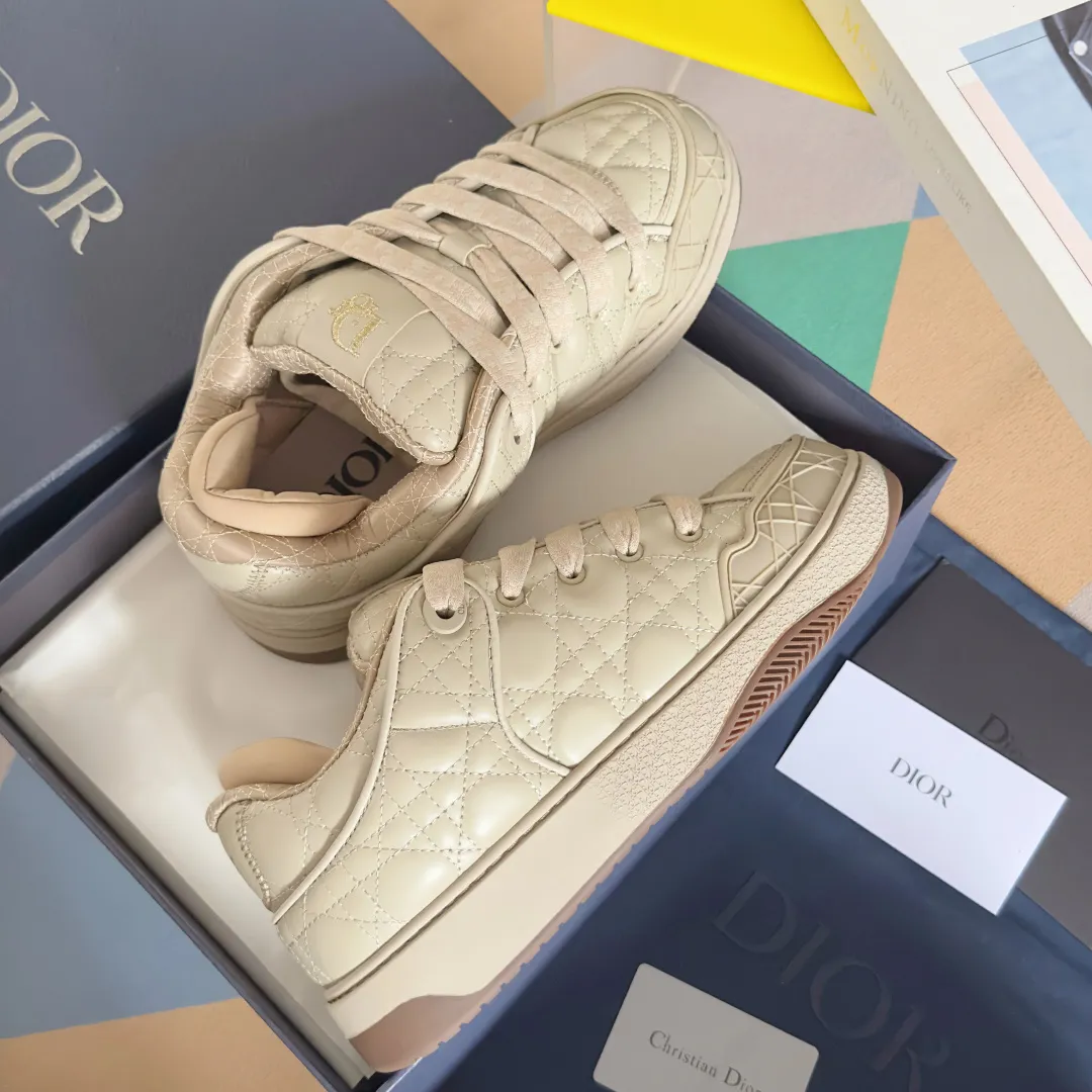 [DIOR] P: 820💰 Men's 39-44. (Male 38. 45. Customized) Dior Dior B9S series top version bread shoes casual sports shoes skate shoes original purchase development and production This new B9S skateboard sneakers are inspired by skateboarding and Dior's high-order spirit. Crafted from navy blue cotton tweed, the classic cannage pattern is reinterpreted with grained calfskin details in homage to Dior's savoir-faire. Padded tongue and technical fabric leg provide ideal comfort. Iconic details abound throughout the design, such as the Dior signature on the heel and tongue, cannage-patterned panels, and the rubber Dior Charm signature on the side inspired by the Dior logo. The rubber soles engraved with Oblique printing with a gradient effect are more refined and can add a high-end temperament to various looks. Exquisite packaging at the delivery counter🛍📦 ▪️Fabric: Original customized first-layer cowhide + tweed ▪️Inner lining: Customized breathable lining ▪️Outsole: Original open-molded anti-slip TPU material ▪️Sole thickness: 3.5CM.